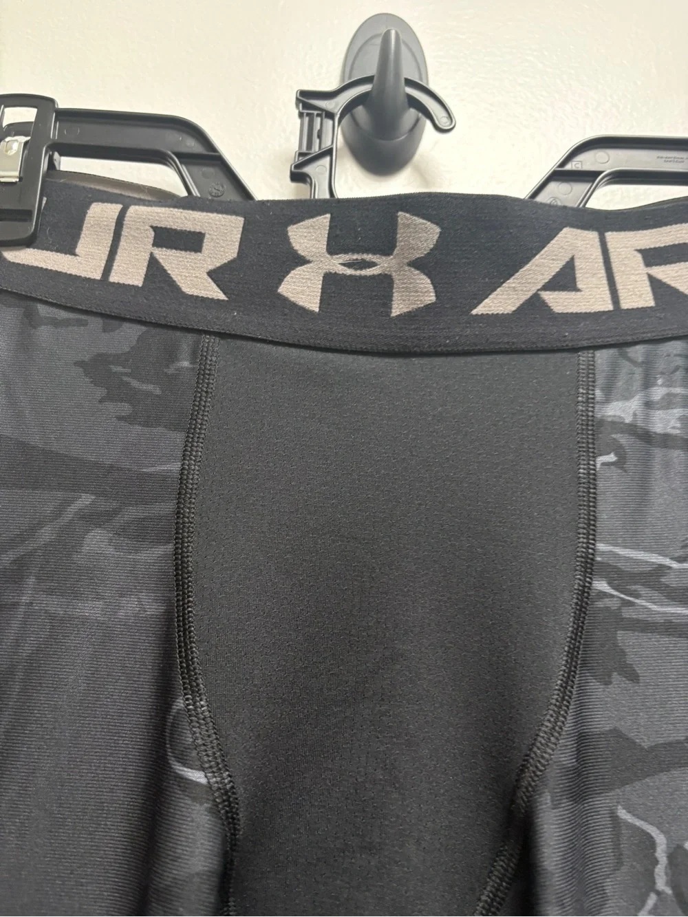 Under Armour Men’s Black Camo Compression Compression Tights | L | winter sport